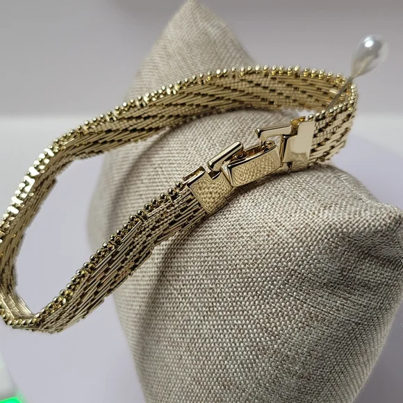 It is an elegant gold-plated bracelet that is waterproof, sweatproof, and chlori - Picture 4 of 4